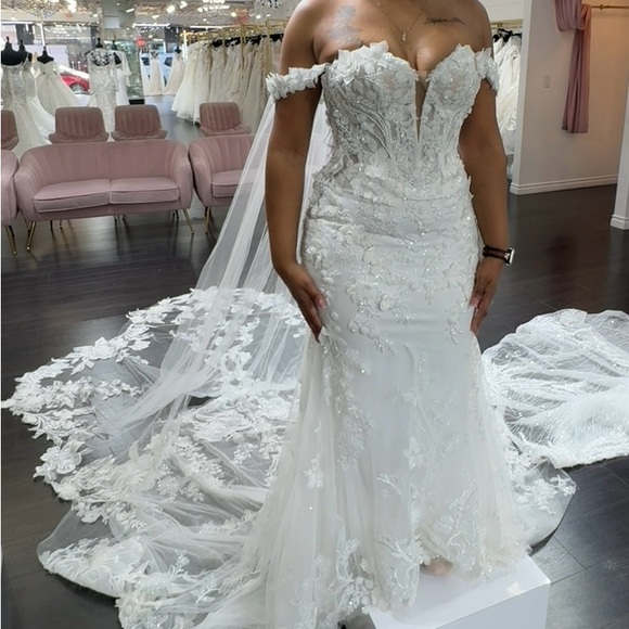 Ivory Floral Lace Wedding Dress (Maggie Sottero-Twilight) - Picture 3 of 6